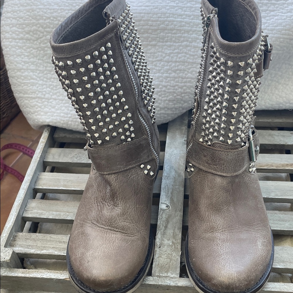 Steve Madden Studded Taupe Gray Leather Monica Moto Ankle Boots Size 9.5 - Picture 4 of 8